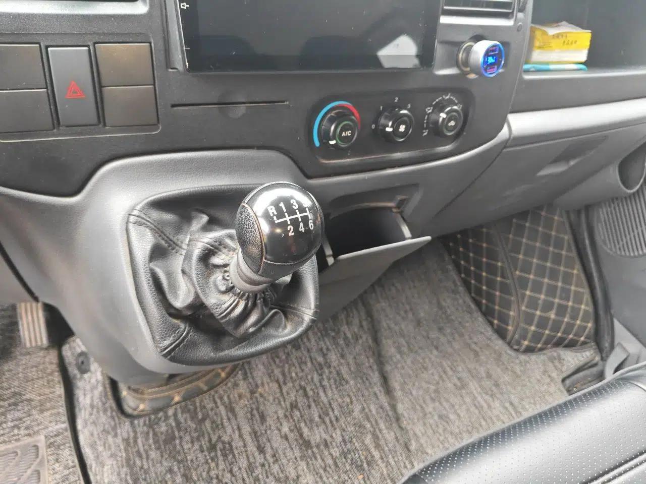 Ford Transit Custom 2016 2.2T Short-Wheelbase 6-Seater Mid-Roof Multi-Purpose Vehicle — миниатюра 15