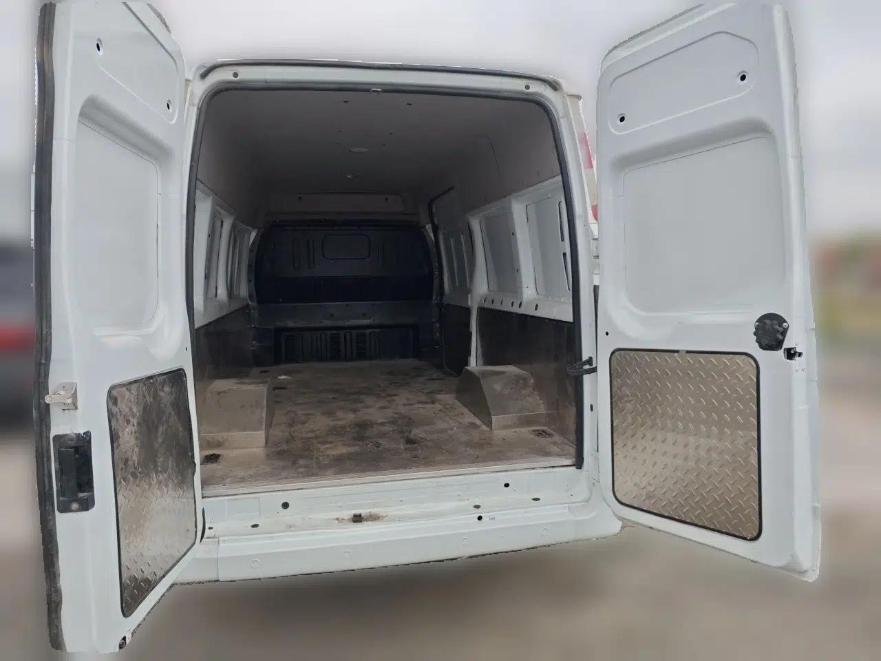 Ford Transit Custom 2021 2.2T Manual Van Pro 5.9-meter Long Wheelbase Rear Dual Tires 3-Seater Mid-Roof China VI Standard — миниатюра 20