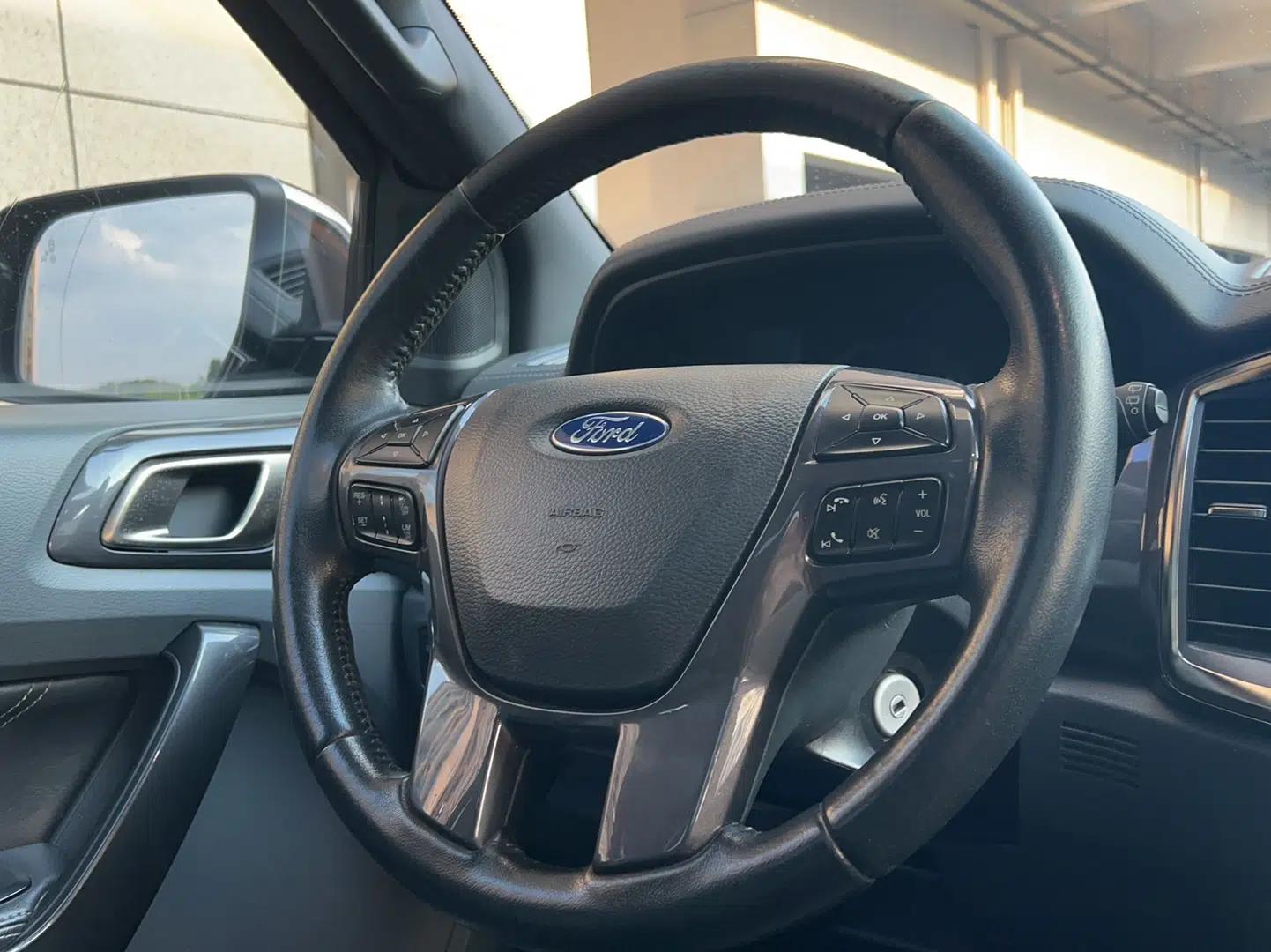 Ford Everest 2016 2.0T Gasoline Automatic 4x4 Flagship Edition — миниатюра 20