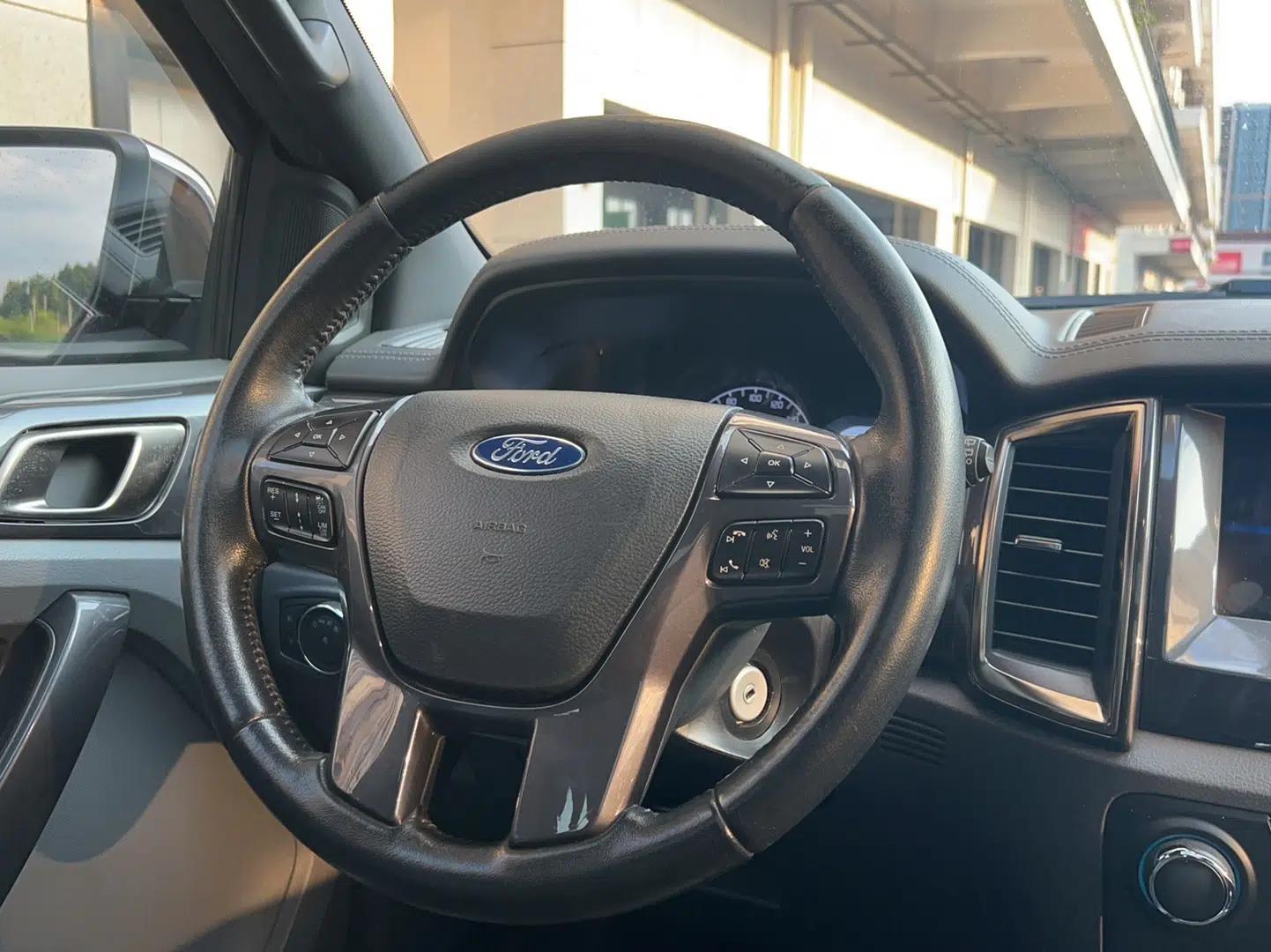 Ford Everest 2016 2.0T Gasoline Automatic 4x4 Flagship Edition — миниатюра 8