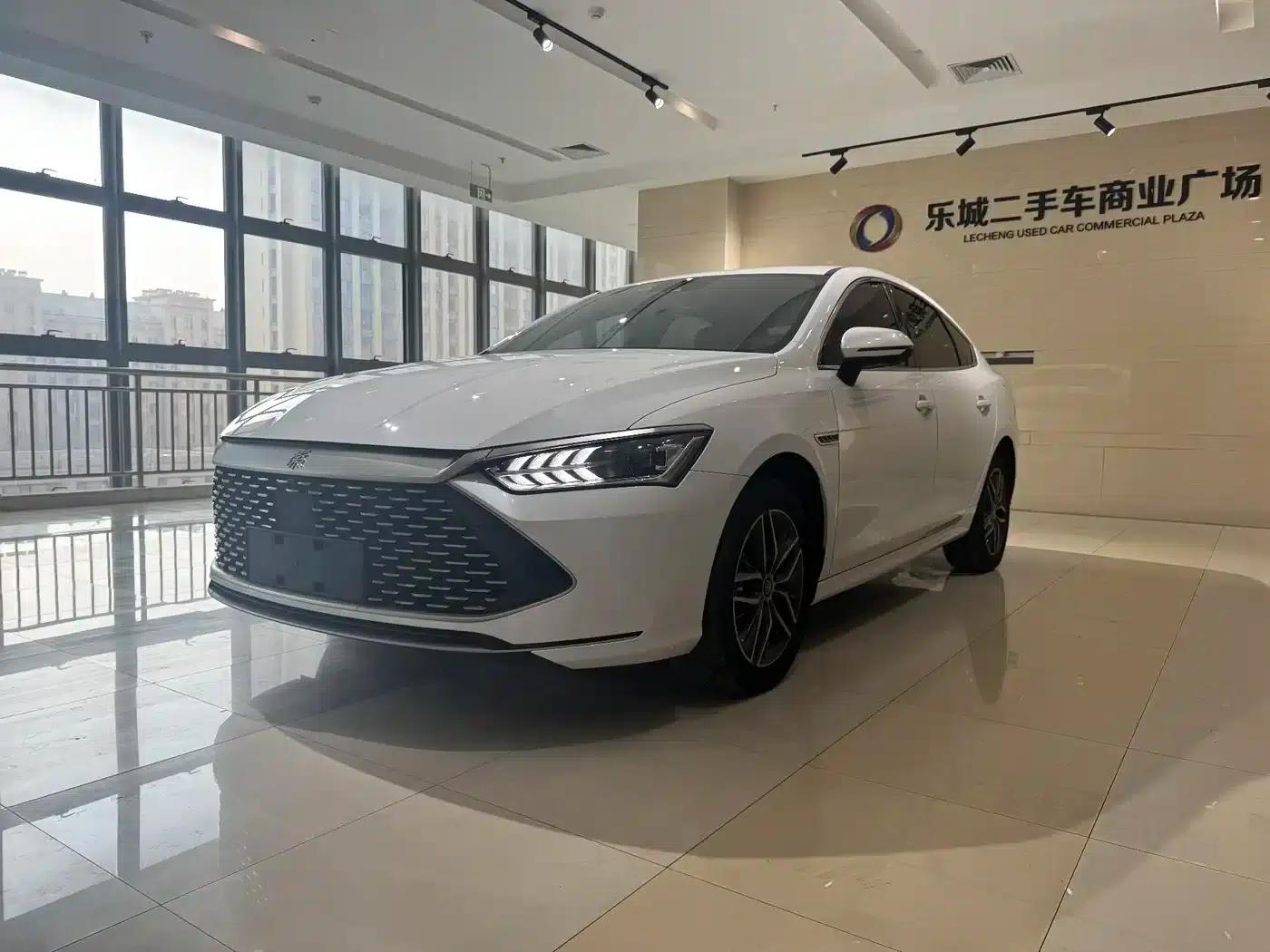 Qin PLUS 2024 Glory Edition DM-i 120KM Excellent Model — миниатюра 1