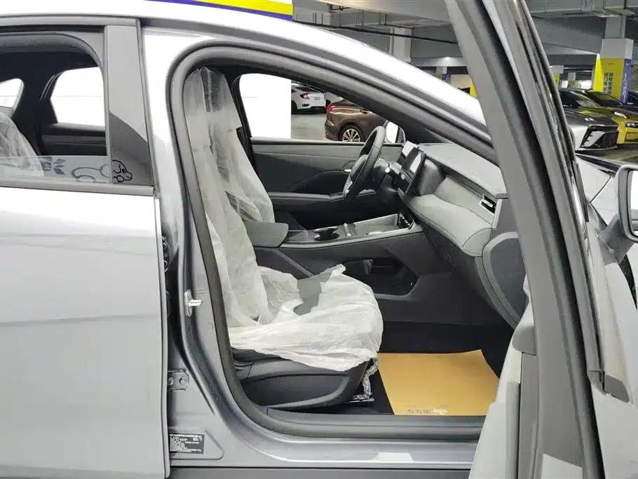 Qin PLUS 2025 DM-i Smart Driving Edition 128KM Progressive Model — миниатюра 8