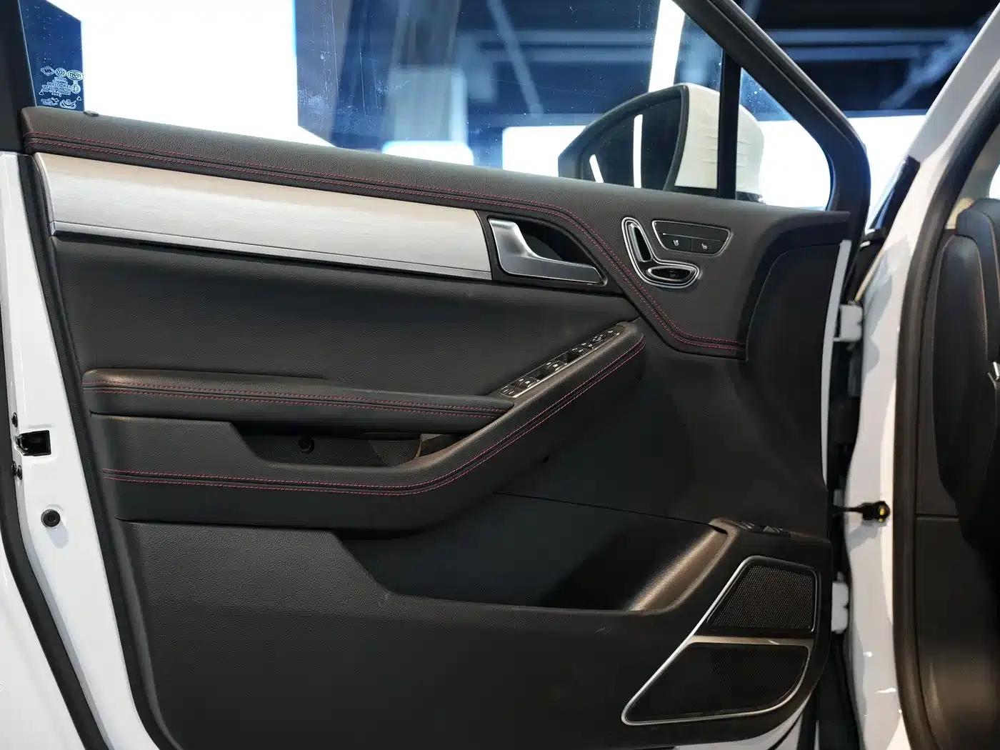 Tang New Energy 2018 DM 2.0T All-Wheel Drive Intelligent Connectivity Enjoyment Edition 7-Seater National V Emission Standard — миниатюра 13