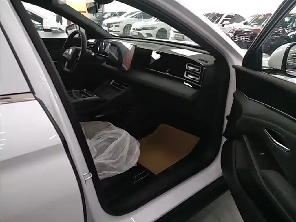 Qin L 2026 DM-i 128KM Progressive Edition — миниатюра 25