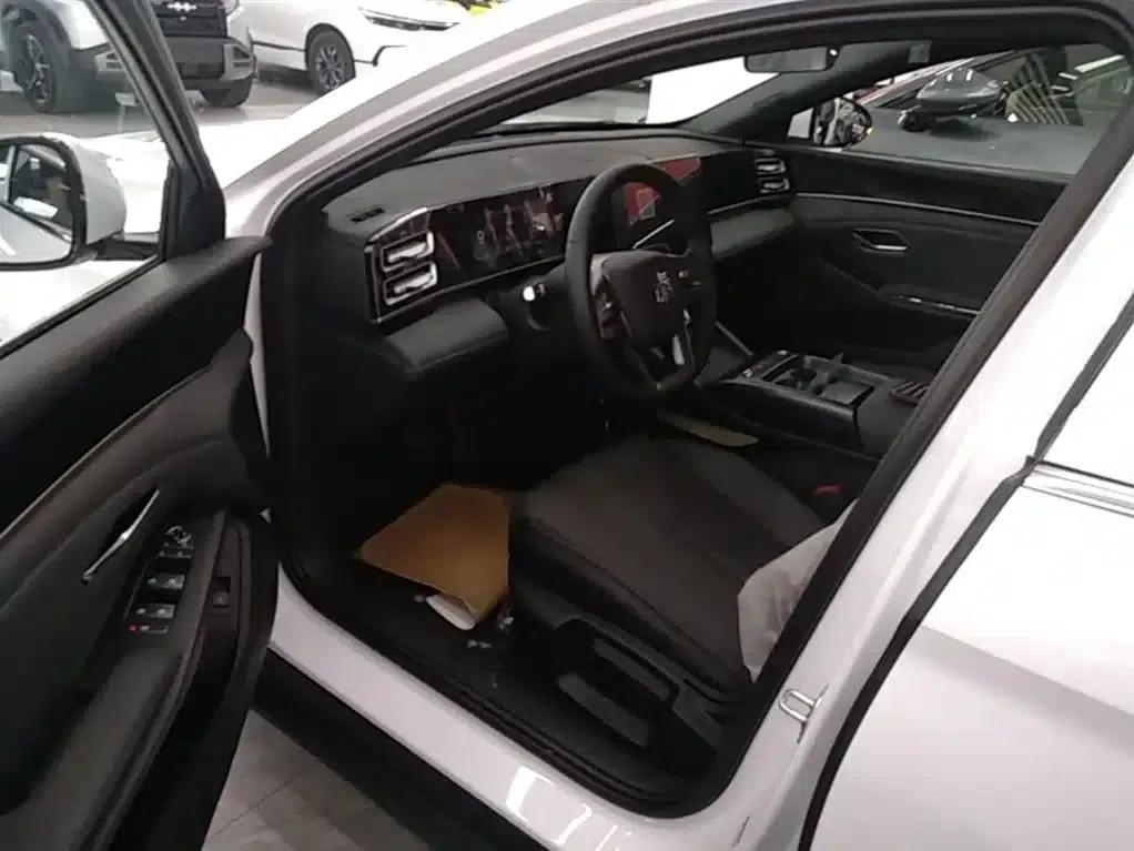 Qin L 2026 DM-i 128KM Progressive Edition — миниатюра 15