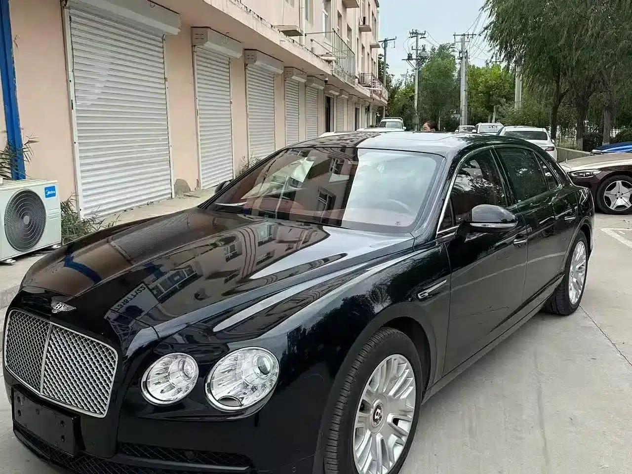 2017 Flying Spur 4.0T V8 Standard Edition — миниатюра 1