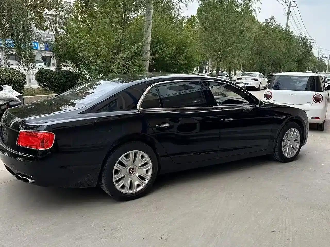 2017 Flying Spur 4.0T V8 Standard Edition — миниатюра 3