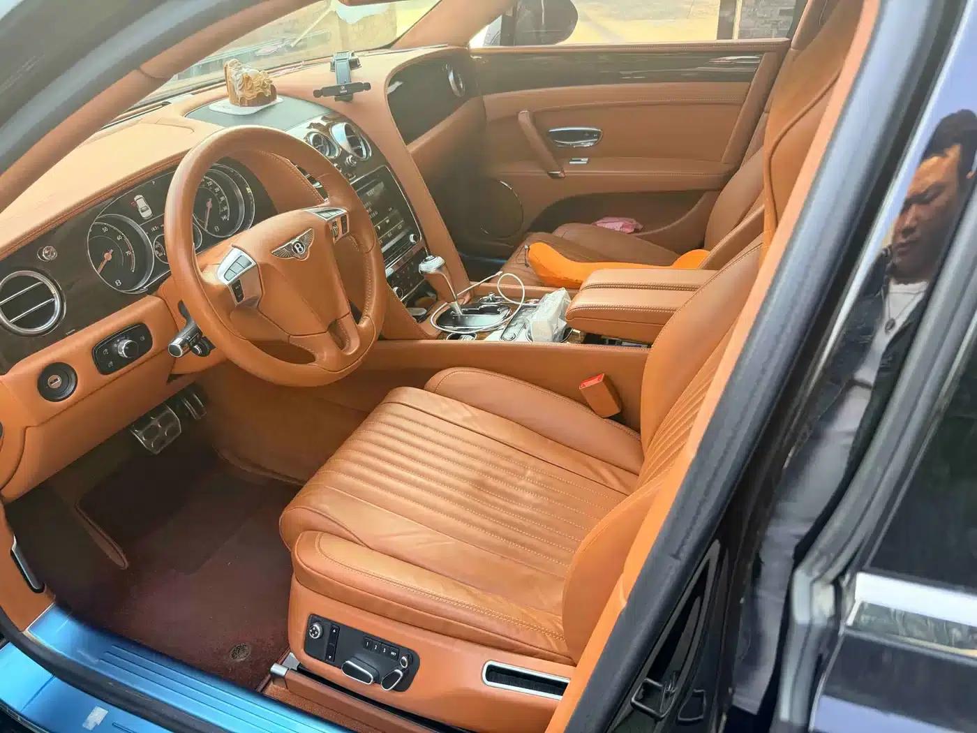 2017 Flying Spur 4.0T V8 Standard Edition — миниатюра 4