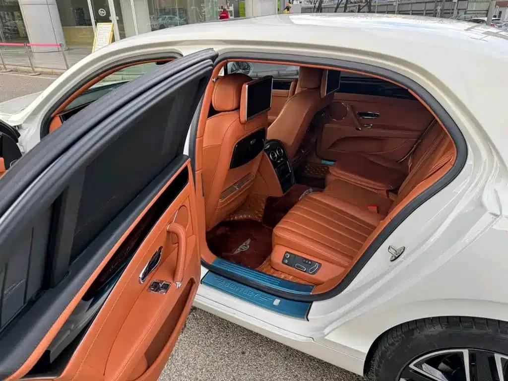 2016 Flying Spur 4.0T V8 Standard Edition — миниатюра 12
