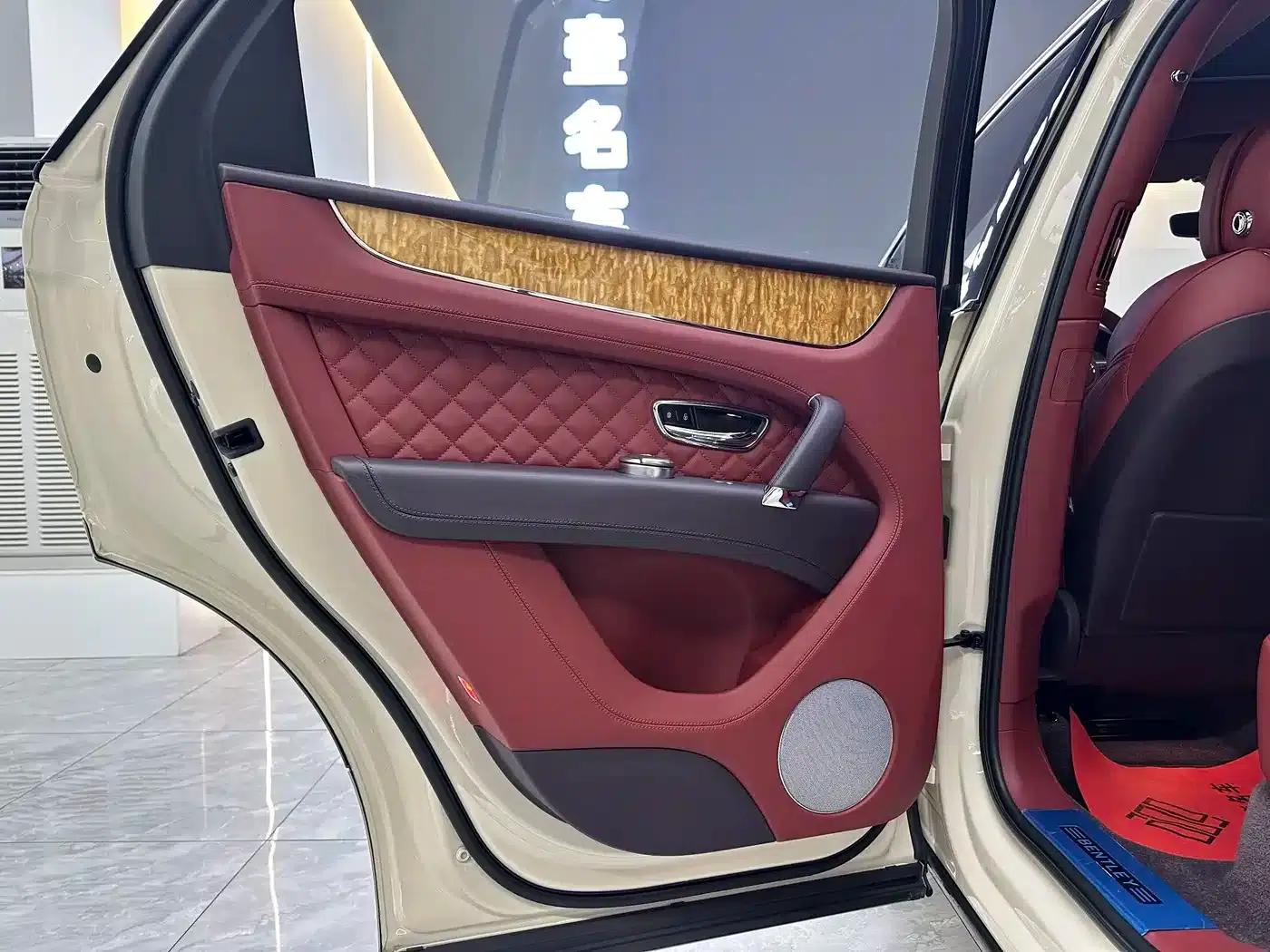 Bentayga 2017 6.0T Standard Edition — миниатюра 11