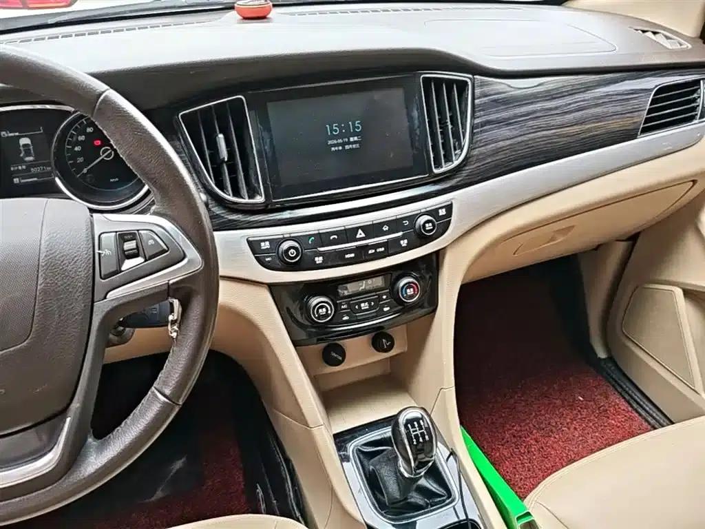 Baojun 730 2016 1.8L Manual Deluxe 7-Seater — миниатюра 13