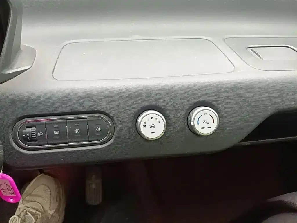 Baojun E100 2019 Model 250KM Smart Edition — миниатюра 13