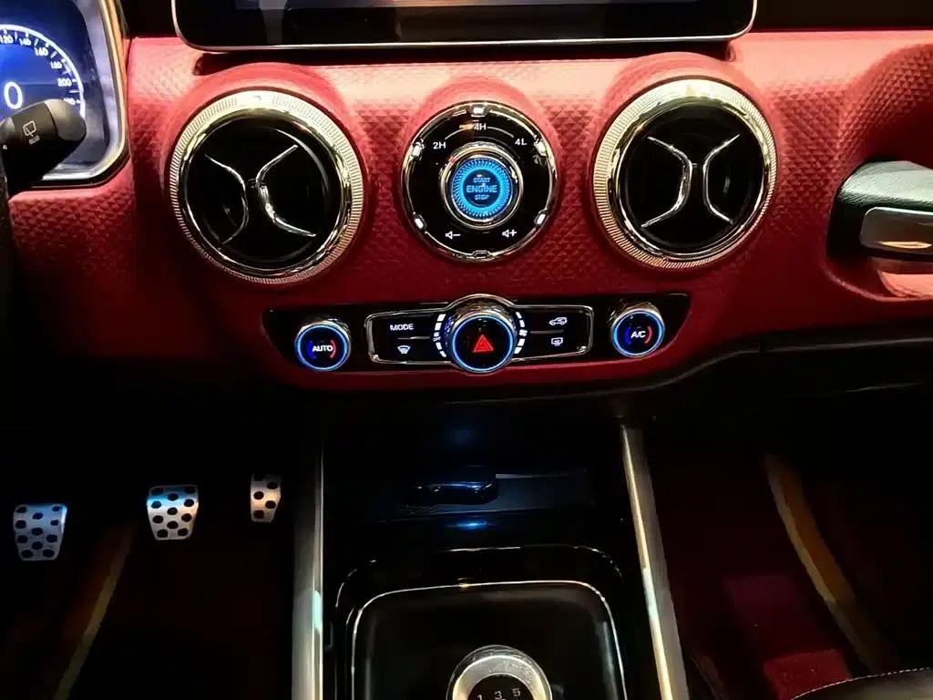 Beijing BJ40 2018 PLUS 2.0T Manual 4WD Premium Edition (National V Emission Standard) — миниатюра 2