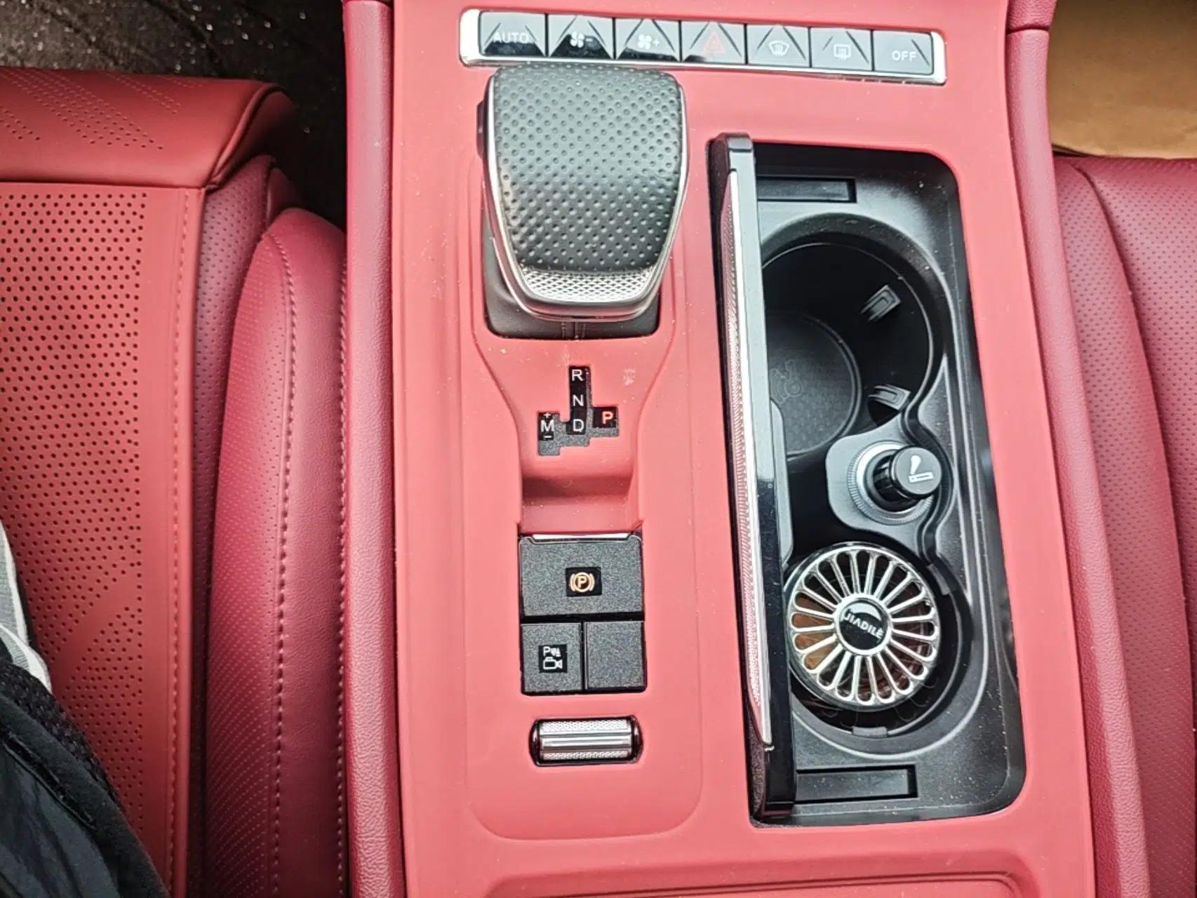 Hongqi H5 2025 2.0T Automatic Flag Edition – 500 000 Units Commemorative Version — миниатюра 16