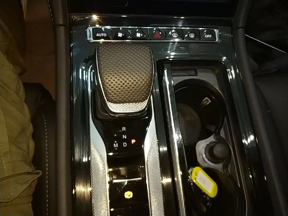 Hongqi H5 2025 2.0T Automatic Flag Edition – 500 000 Units Commemorative Version — миниатюра 16
