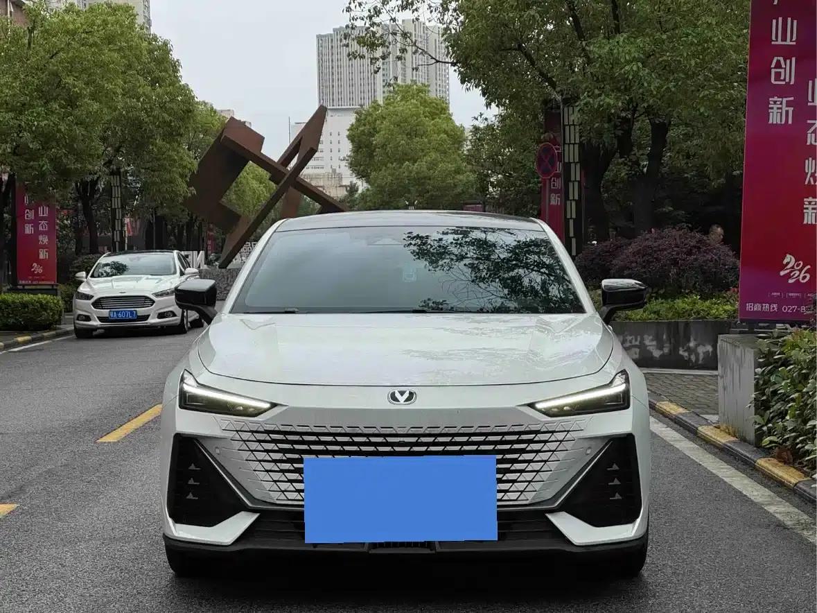 Changan UNI-V 2023 1.5T Premium Edition — миниатюра 2