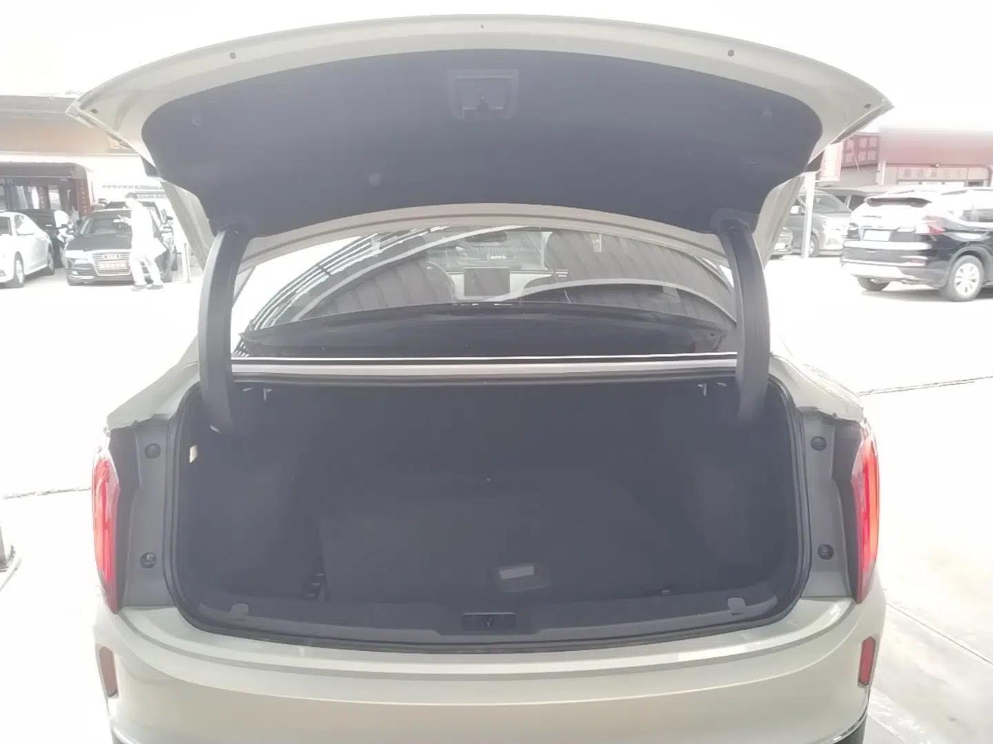 Hongqi E-QM5 2022 431 km Charge & Enjoy Edition — миниатюра 22