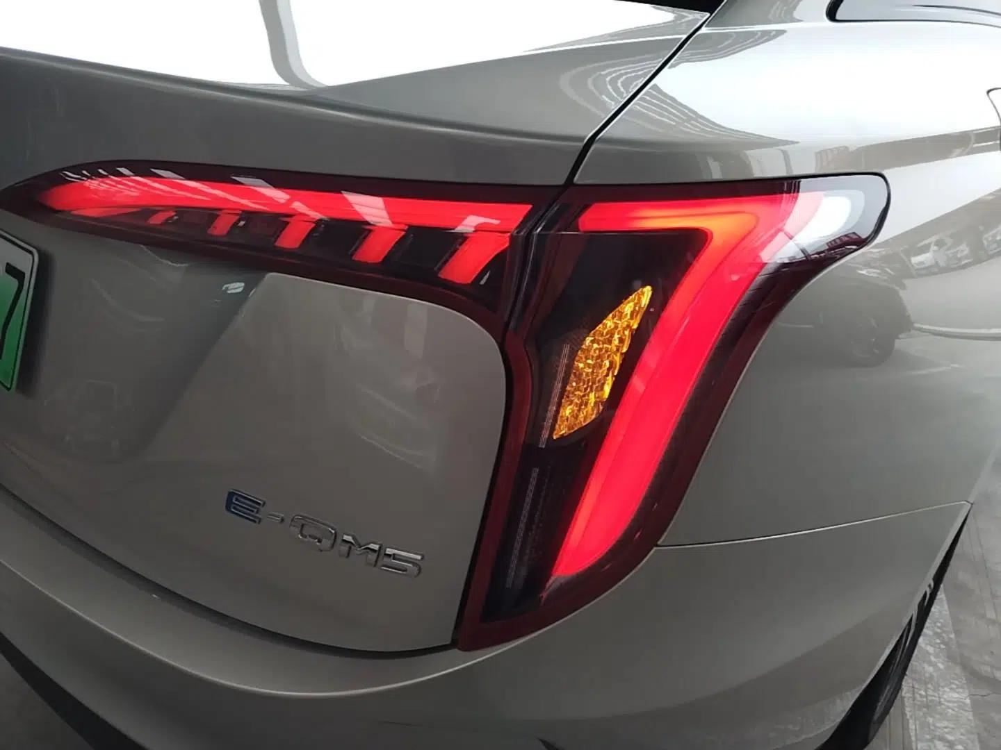 Hongqi E-QM5 2022 431 km Charge & Enjoy Edition — миниатюра 7