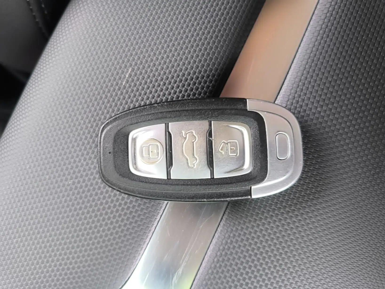Hongqi E-QM5 2023 Base Travel Edition — миниатюра 12