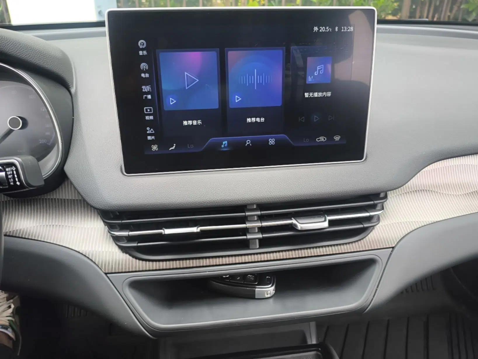 Hongqi E-QM5 2023 Base Travel Edition — миниатюра 16