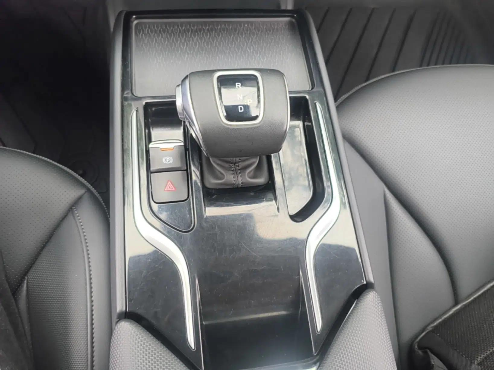 Hongqi E-QM5 2023 Base Travel Edition — миниатюра 17