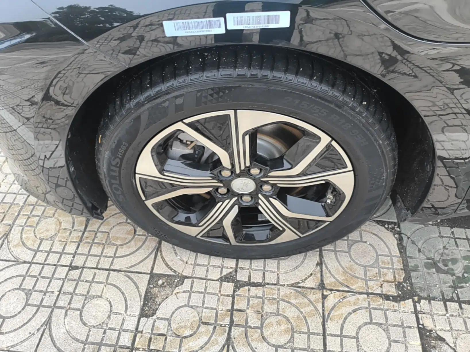 Hongqi E-QM5 2023 Base Travel Edition — миниатюра 8