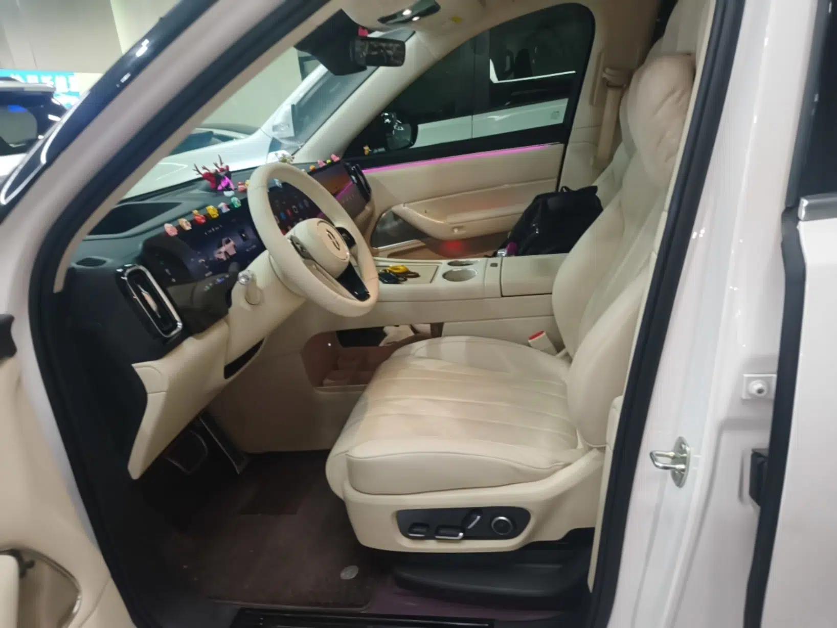 Hima AITO M8 2025 Extended-Range Max+ Version 53.4 kWh 6-Seater Edition — миниатюра 17