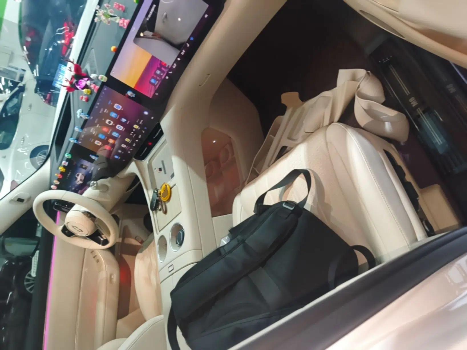 Hima AITO M8 2025 Extended-Range Max+ Version 53.4 kWh 6-Seater Edition — миниатюра 23