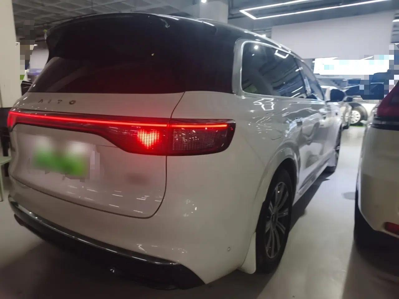 Hima AITO M8 2025 Extended-Range Max+ Version 53.4 kWh 6-Seater Edition — миниатюра 4