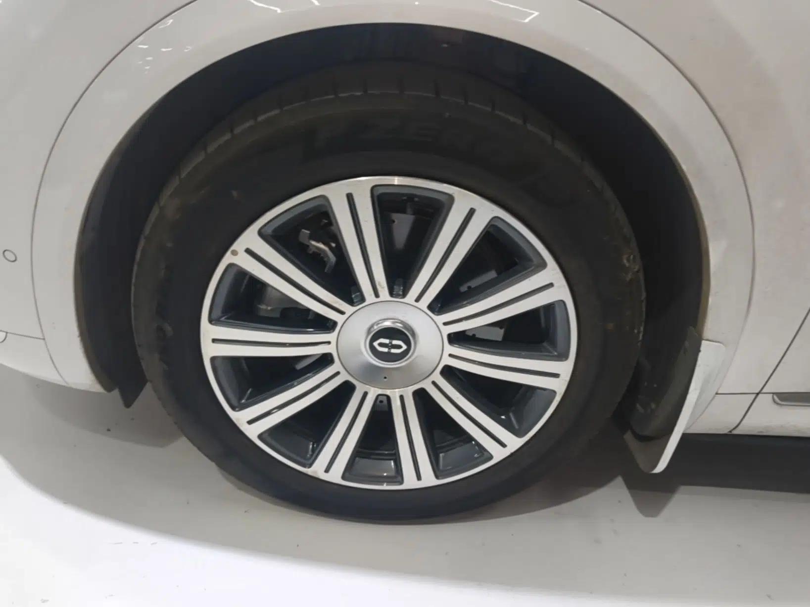 Hima AITO M8 2025 Extended-Range Max+ Version 53.4 kWh 6-Seater Edition — миниатюра 9