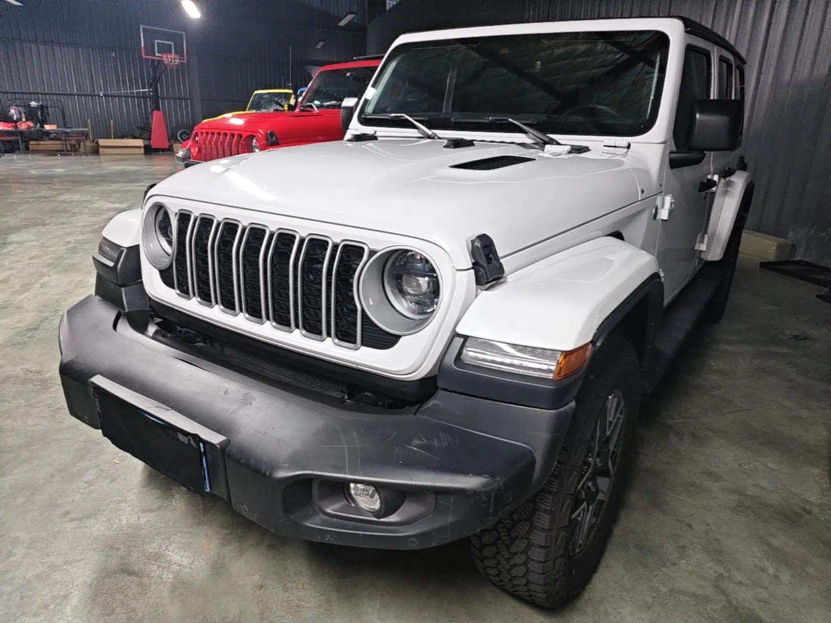 Jeep Wrangler 2024 2.0T Sahara Four-Door Edition — миниатюра 1