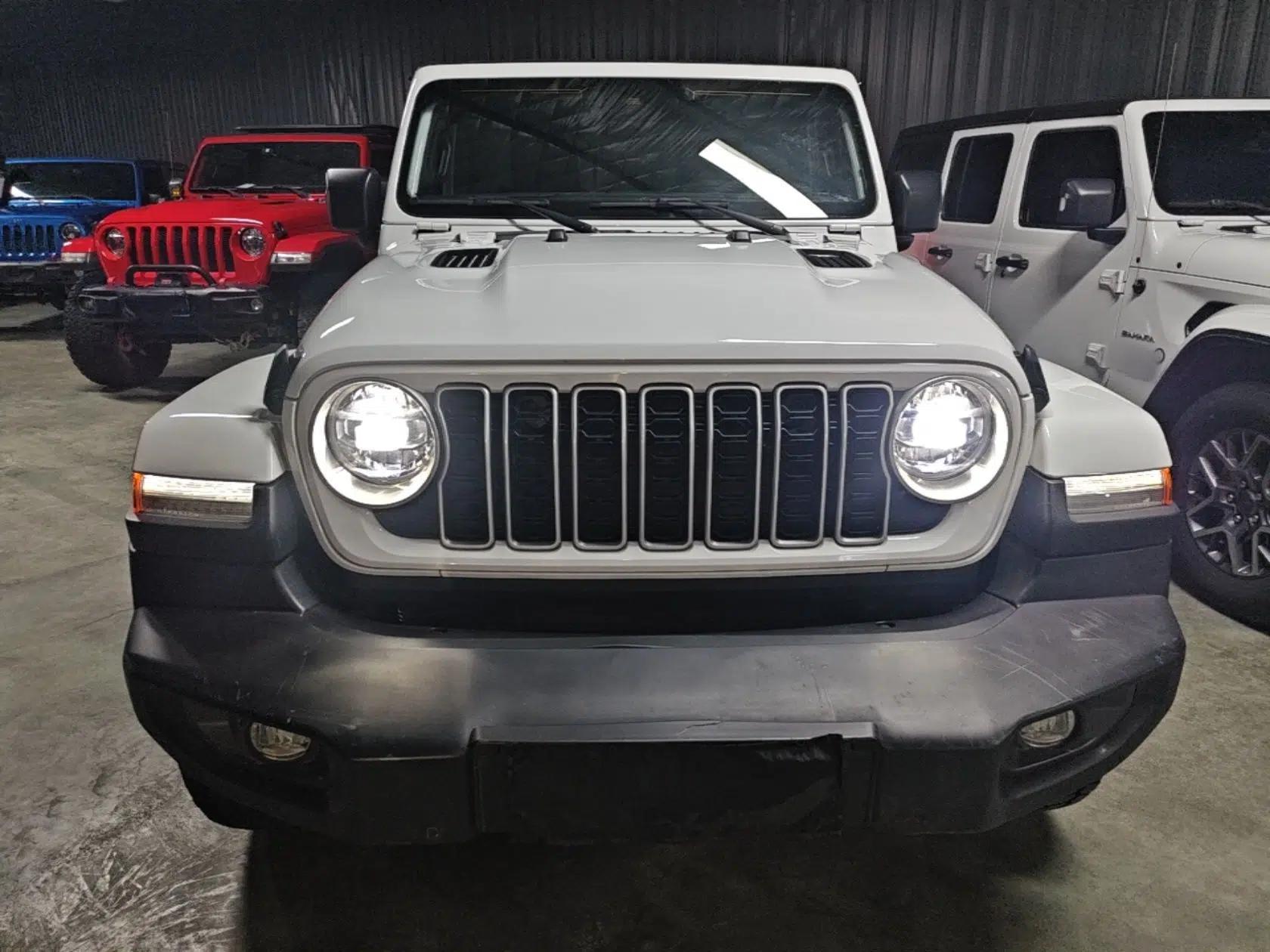 Jeep Wrangler 2024 2.0T Sahara Four-Door Edition — миниатюра 2