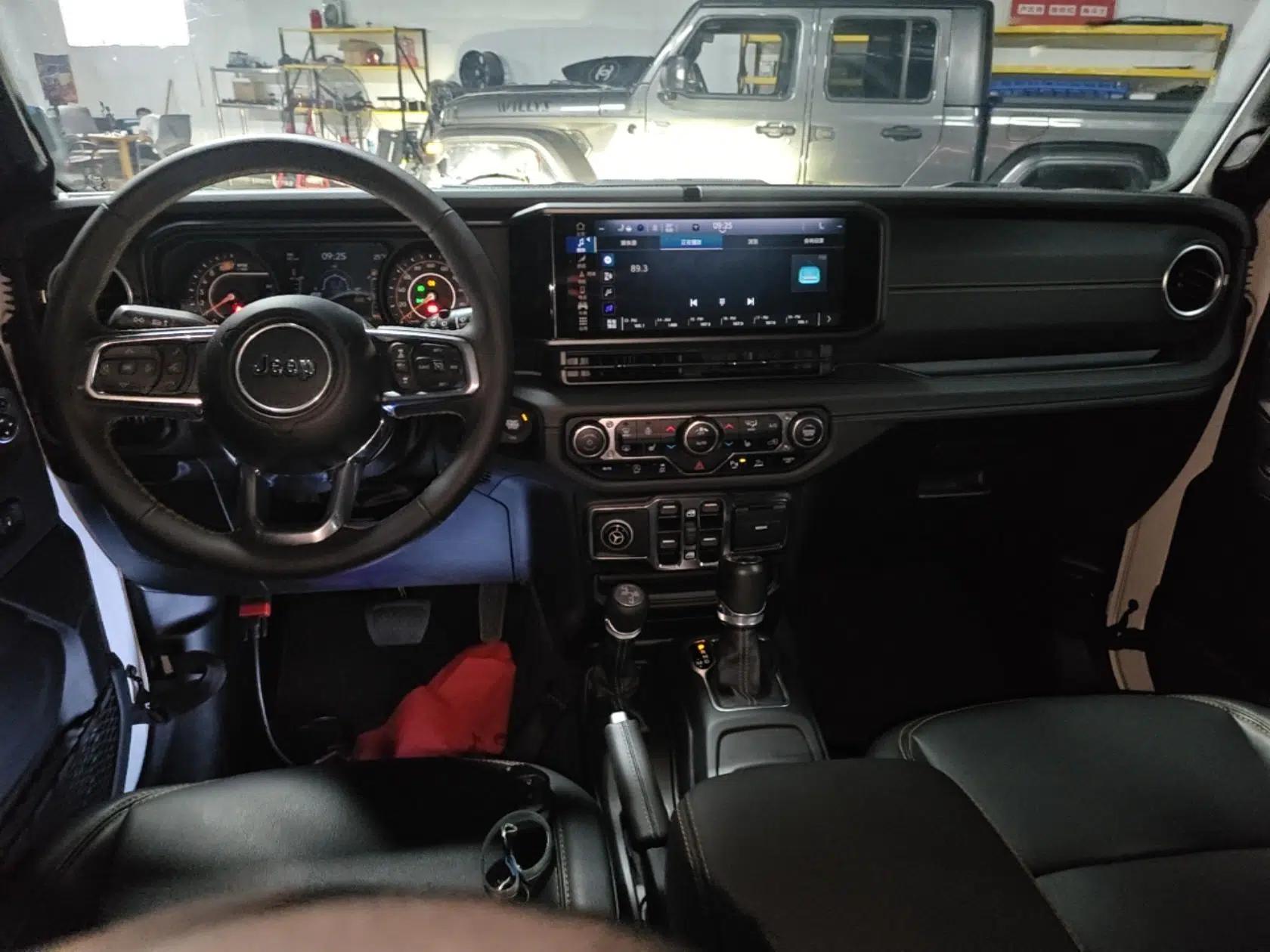 Jeep Wrangler 2024 2.0T Sahara Four-Door Edition — миниатюра 13