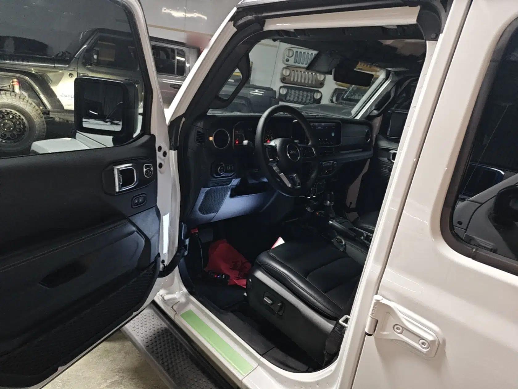 Jeep Wrangler 2024 2.0T Sahara Four-Door Edition — миниатюра 19