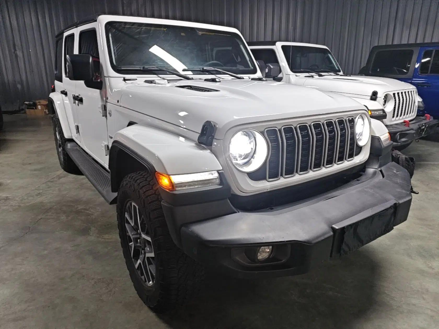 Jeep Wrangler 2024 2.0T Sahara Four-Door Edition — миниатюра 3