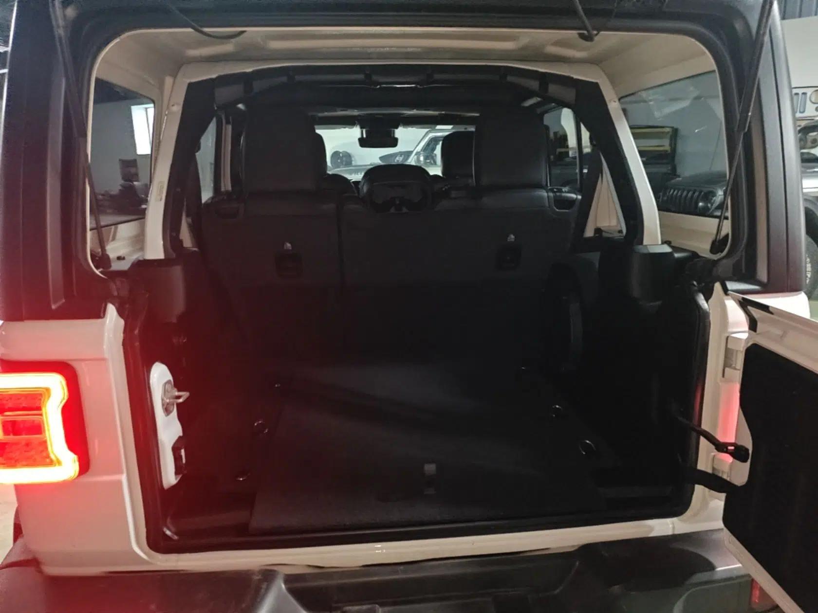 Jeep Wrangler 2024 2.0T Sahara Four-Door Edition — миниатюра 22