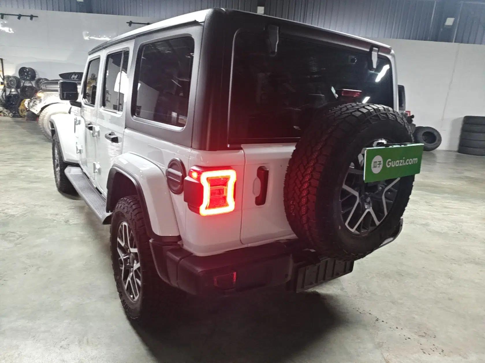 Jeep Wrangler 2024 2.0T Sahara Four-Door Edition — миниатюра 4