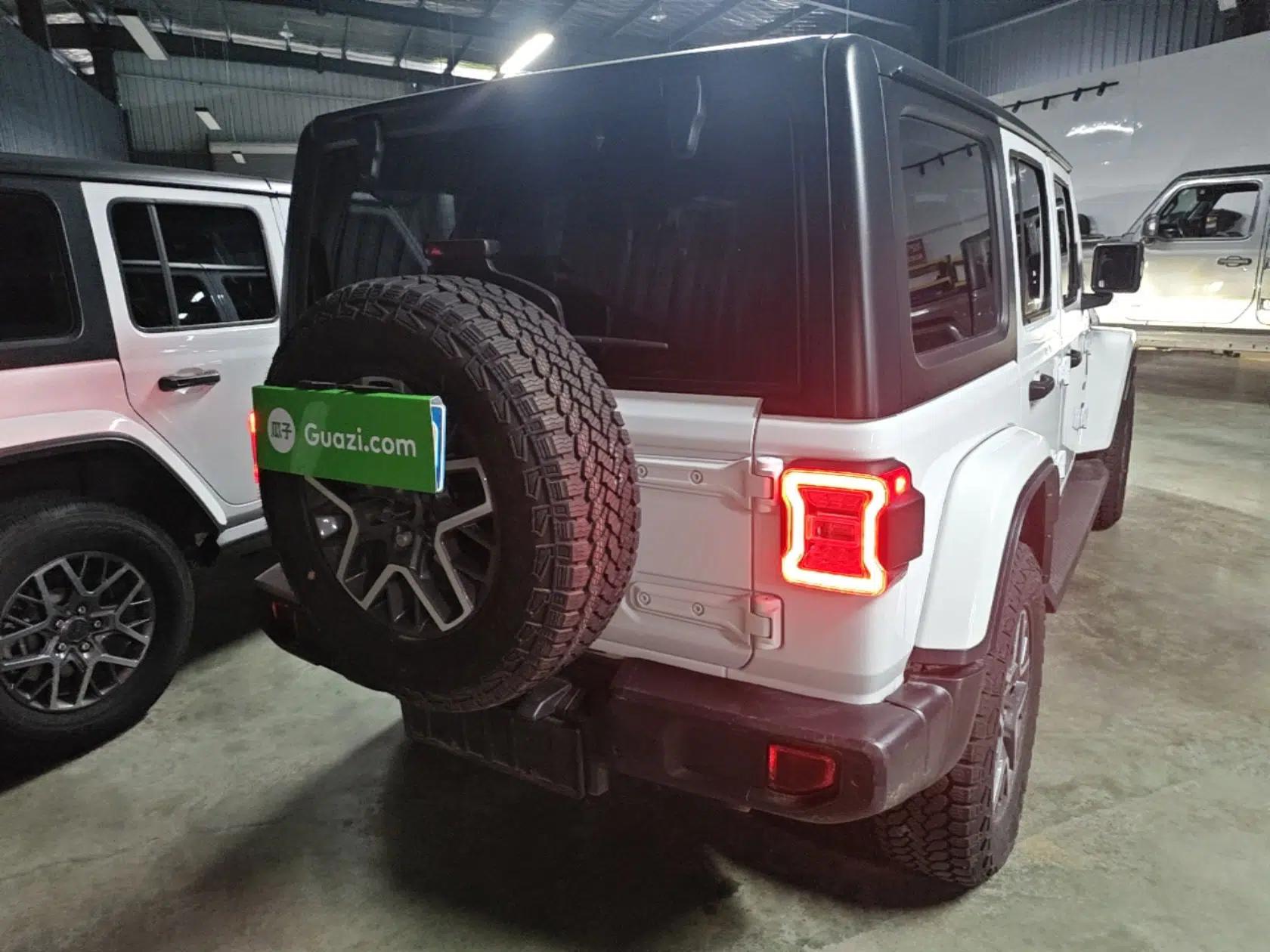 Jeep Wrangler 2024 2.0T Sahara Four-Door Edition — миниатюра 6