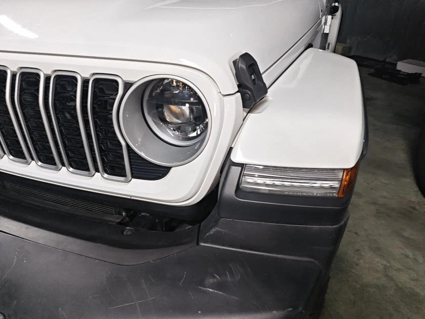 Jeep Wrangler 2024 2.0T Sahara Four-Door Edition — миниатюра 9