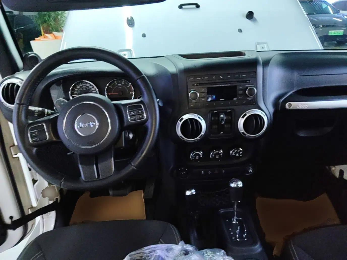 Jeep Wrangler 2014 2.8TD Sahara Four-Door Edition — миниатюра 13