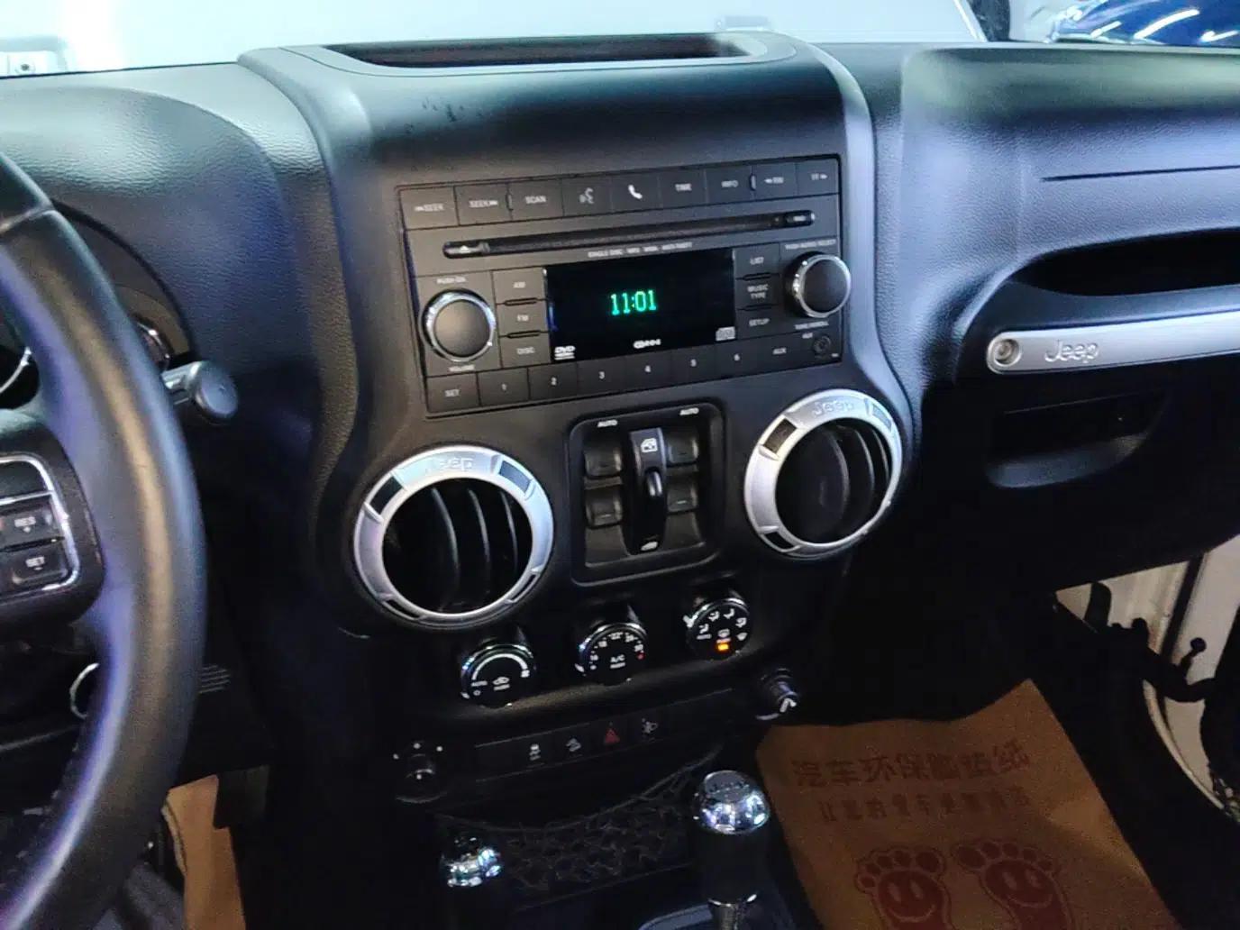 Jeep Wrangler 2014 2.8TD Sahara Four-Door Edition — миниатюра 16