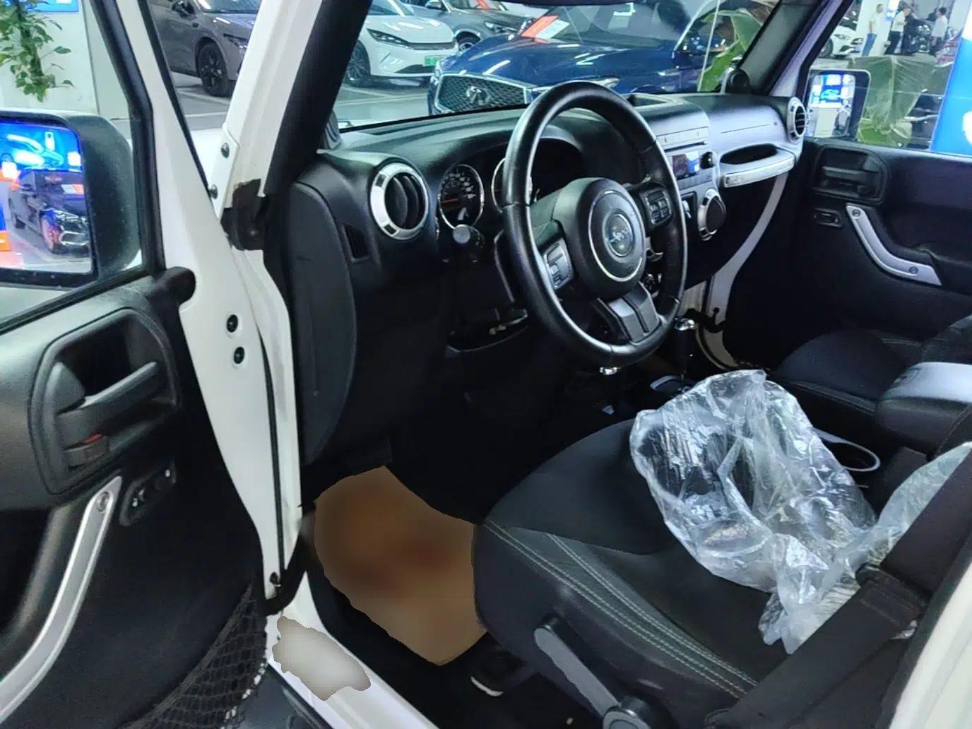 Jeep Wrangler 2014 2.8TD Sahara Four-Door Edition — миниатюра 19