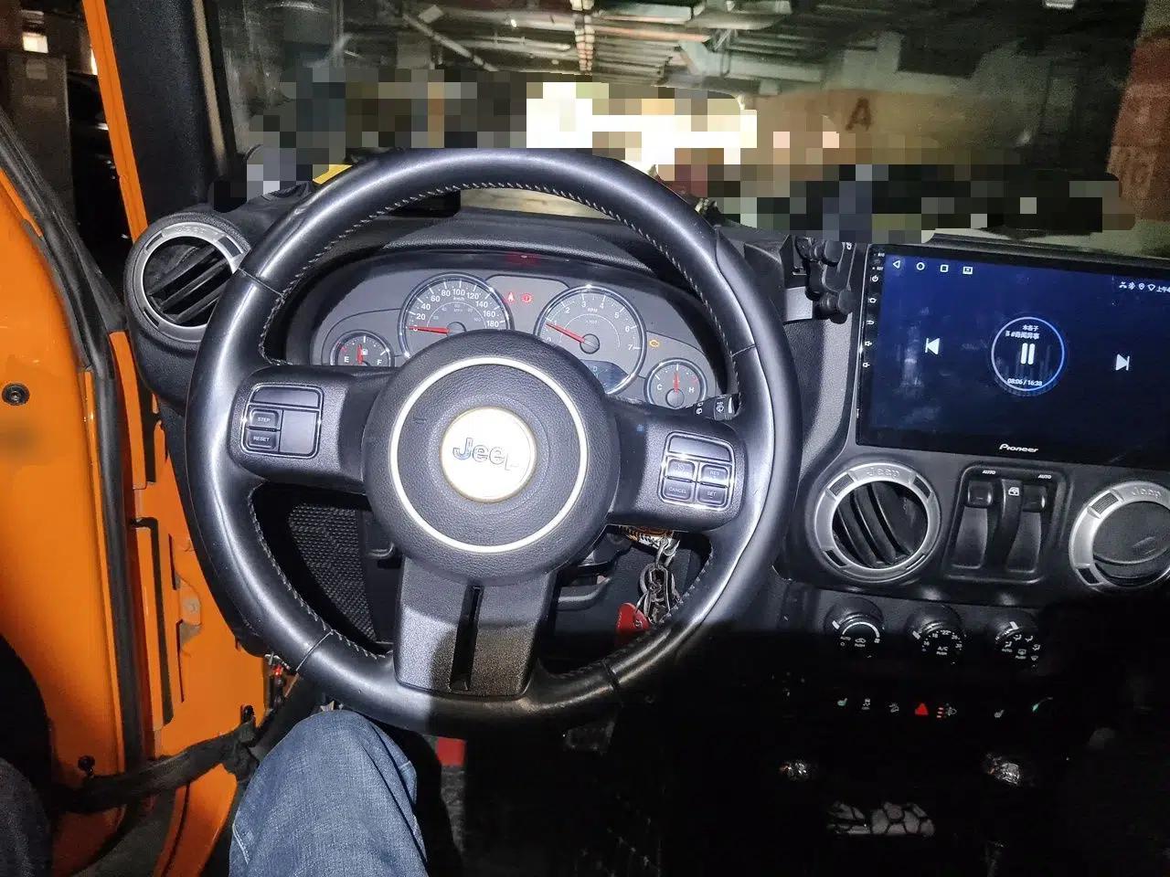 Jeep Wrangler 2012 3.6L Sahara two-door version — миниатюра 11