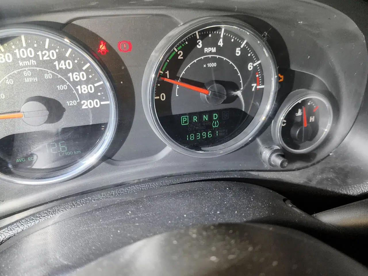 Jeep Wrangler 2012 3.6L Sahara two-door version — миниатюра 13
