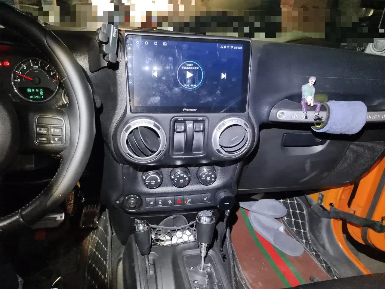 Jeep Wrangler 2012 3.6L Sahara two-door version — миниатюра 14