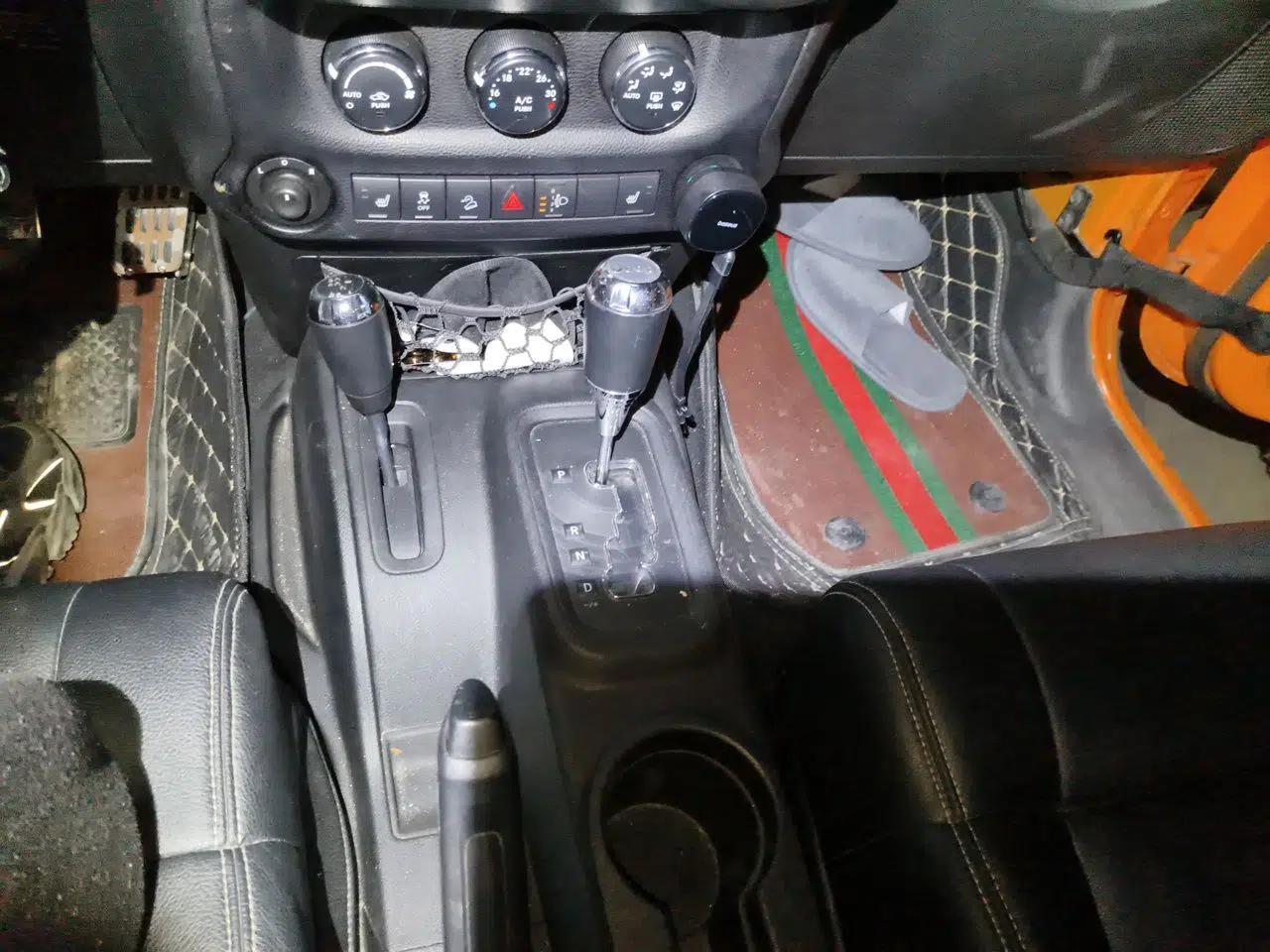 Jeep Wrangler 2012 3.6L Sahara two-door version — миниатюра 15
