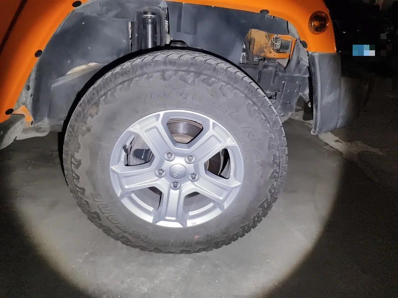 Jeep Wrangler 2012 3.6L Sahara two-door version — миниатюра 8