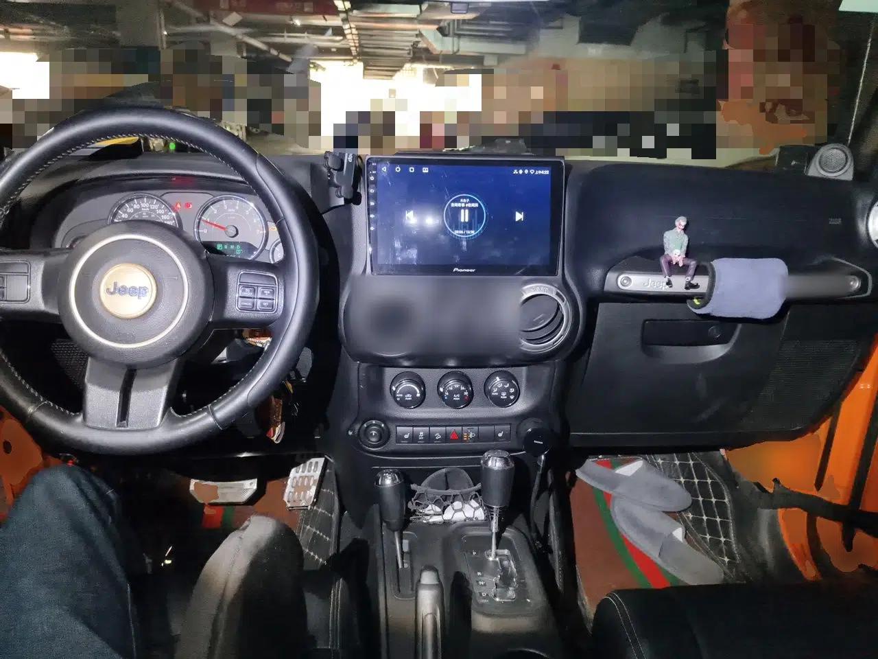 Jeep Wrangler 2012 3.6L Sahara two-door version — миниатюра 10