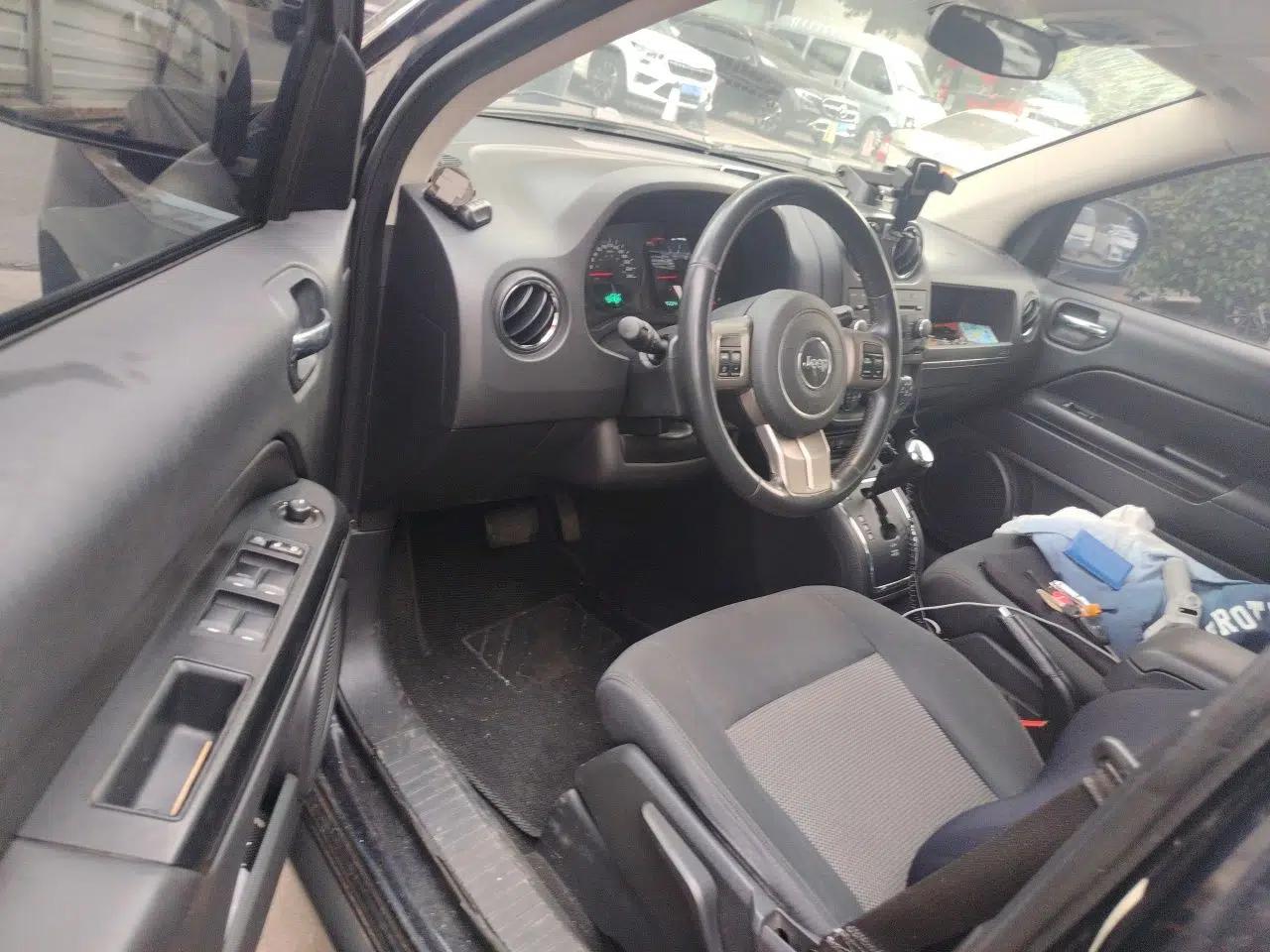 Jeep Compass 2011 2.4L four-wheel-drive sport version — миниатюра 17