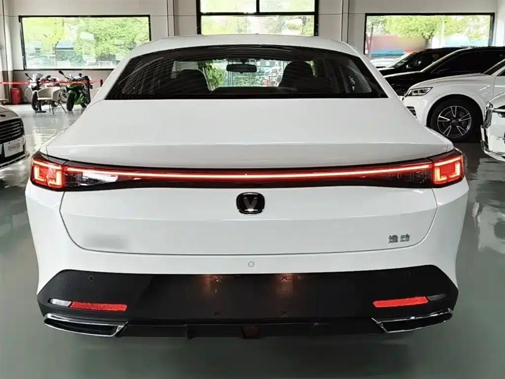 Changan Eado PHEV 2025 Smart Blue Whale 145KM High-Performance Edition — миниатюра 6